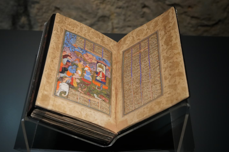 700 yıllık yazma eserler İstanbul'da bir araya geldi